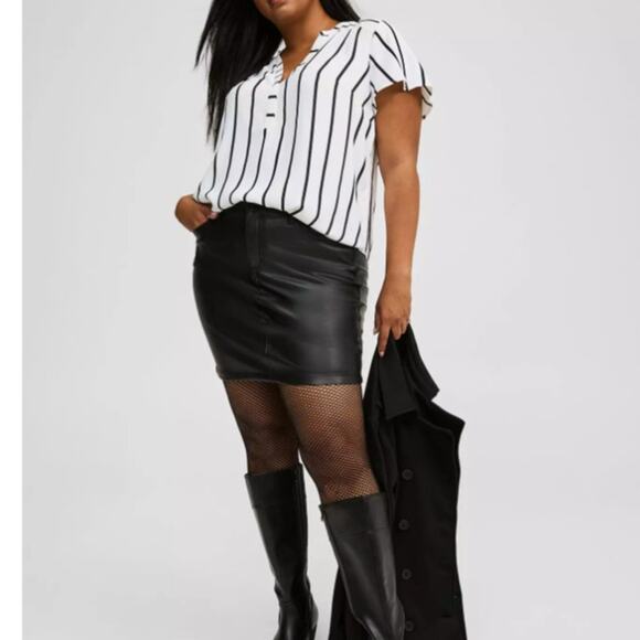 Torrid Casual V-Neck Striped Harper Flutter Sleeve Pullover Blouse White Size 3X - Picture 1 of 11